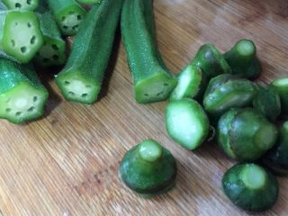 7、酱香味秋葵寿司(纯素版),把秋葵的蒂切掉备用