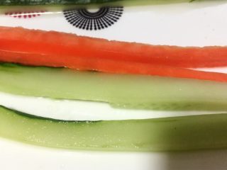 8、酱香味秋葵寿司(纯素版),分别切出两条黄瓜条、胡萝卜条,涂上细盐腌制下备用