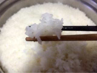 9、酱香味秋葵寿司(纯素版),大米饭蒸好是粒粒分明,不粘不硬的口感最好吃。