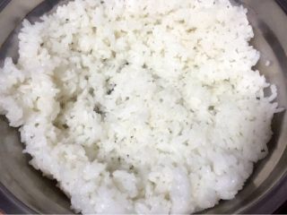 10、酱香味秋葵寿司(纯素版),米饭打散放入钢盆中薄薄摊开晾凉