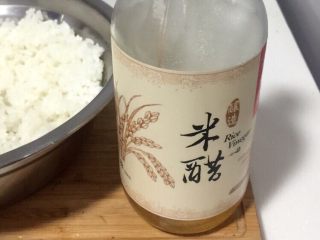 11、酱香味秋葵寿司(纯素版),米饭凉后放米醋,比例是1:10,就是米醋和大米的比例