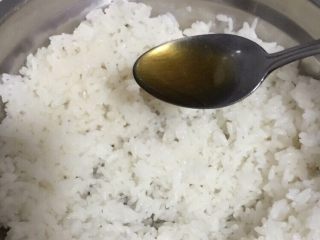 12、酱香味秋葵寿司(纯素版),依次再放香油、生抽调味