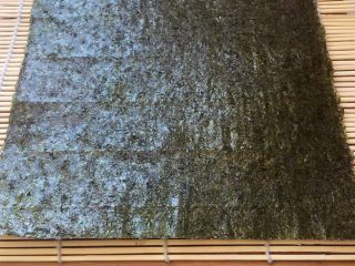 14、酱香味秋葵寿司(纯素版),竹席上铺一张寿司海苔