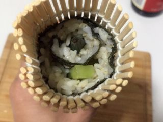 20、酱香味秋葵寿司(纯素版),最后卷成这样实实紧紧的。