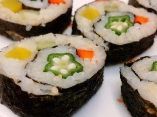 22、酱香味秋葵寿司(纯素版),大功告成最后装盘,可以蘸着番茄沙司一起吃。