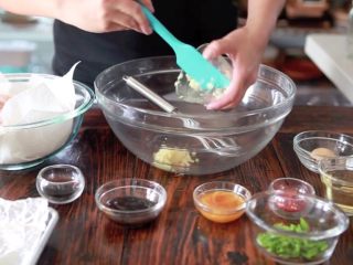 1、秘制酱料烤鸡翅,当你准备好所有材料的时候，你就可以很轻松的做这道鸡翅了。首先，倒入切好的蒜末