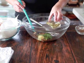 8、秘制酱料烤鸡翅,最后加点米醋，可以用红醋或者苹果醋代替，不用多，一点点调味