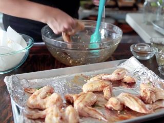11、秘制酱料烤鸡翅,预热烤箱，150度，然后把腌制好的鸡翅摆上烤盘，酱汁要记得留着