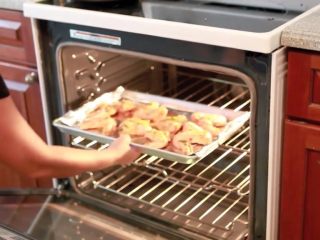 12、秘制酱料烤鸡翅,送入烤箱，200度烤30分钟