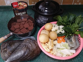 1、韩式海鲜锅,备好食材
