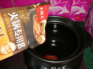 4、韩式海鲜锅,砂锅烧热后倒油、下韩式火锅专用酱炒出香味