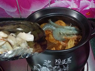 9、韩式海鲜锅,待再次煮开后放入对虾和带子