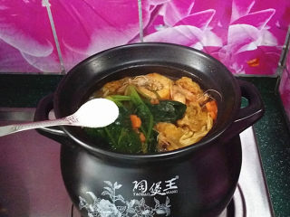 12、韩式海鲜锅,最后根据咸淡加点食盐调味既可