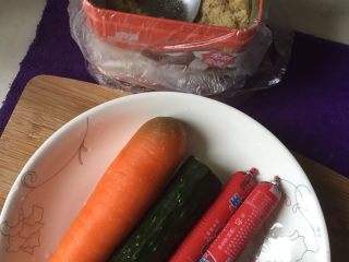 1、美味寿司卷,准备好材料