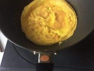 5、美味寿司卷,翻个身就好了，锅里可以先放点盐