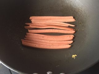 6、美味寿司卷,火腿在锅内小火煎