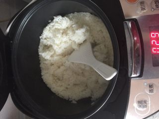 8、美味寿司卷,准备好米饭，剩饭也可以