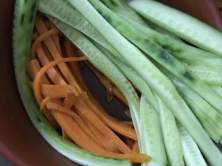 2、寿司,准备胡萝卜和黄瓜(胡萝卜最好在锅里用油炒一下，这样更有营养)！