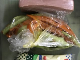 4、寿司,准备火腿肠！