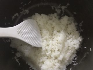 5、寿司,准备糯米饭和米饭，米饭里面放日本醋(日本醋可以用醋和糖调出来)！