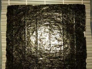 6、寿司,紫菜放在寿司竹卷上！