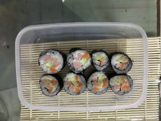 10、寿司,切成片，刀一边切的时候，一边用水泡一下，以免黏住！