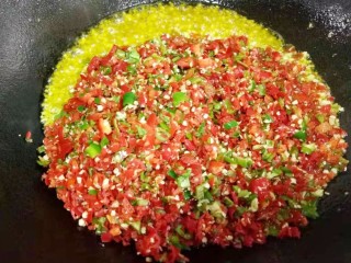 6、万能秘制辣椒油,倒入辣椒末。