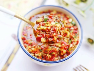 12、万能秘制辣椒油,放冰箱可保存一年。