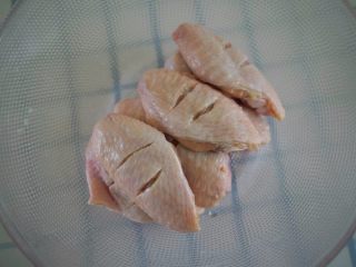 1、三汁焖鸡翅,鸡翅洗净正反面各划两刀