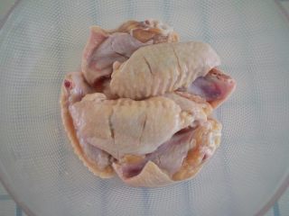 2、三汁焖鸡翅,加入适量料酒和盐腌制半个小时