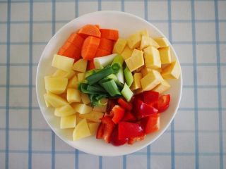 3、三汁焖鸡翅,土豆红薯胡萝卜彩椒和蒜分别洗净，切成小块备用