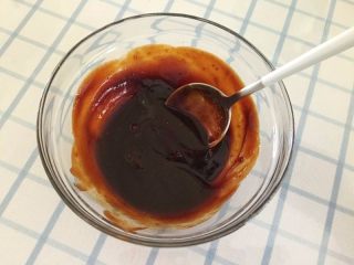 4、三汁焖鸡翅,开始调酱汁：3勺蚝油、2勺甜面酱、2勺番茄酱、1勺酱油、1勺蜂蜜、1勺料酒、1小勺盐，搅拌均匀，所谓的三汁酱汁就调好了。可以根据自己的口味酌