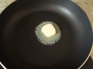 5、三汁焖鸡翅,开火，锅里加入一小块黄油，待黄油融化