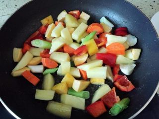 6、三汁焖鸡翅,将所有的配菜放入翻炒几下。