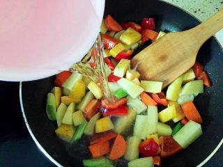 7、三汁焖鸡翅, 加水没过蔬菜的一半就好了