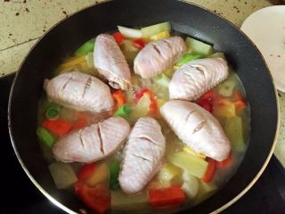 8、三汁焖鸡翅,把腌好的鸡翅铺在上面