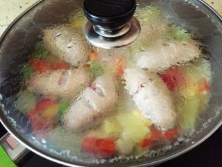 9、三汁焖鸡翅,盖上锅盖小火焖10分钟