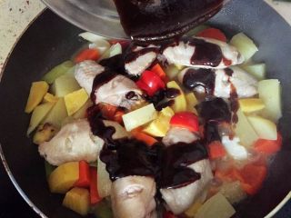 10、三汁焖鸡翅,再把调好的酱汁铺在鸡翅上，再盖上锅盖小火焖5分钟
