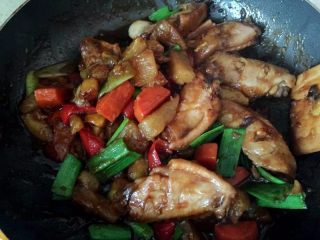 11、三汁焖鸡翅,大火收汁，再翻炒几下即可出锅咯