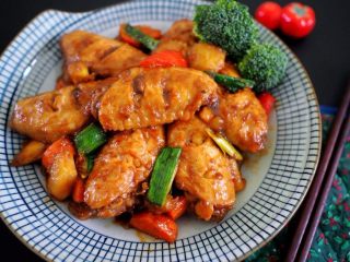 13、三汁焖鸡翅,吃完了留下浓郁的酱汁可以添水加热就变成涮火锅了哦哈哈