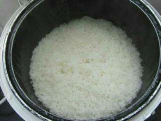 1、水滴寿司,大米和糯米混合做成米饭备用！