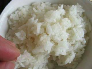 2、水滴寿司,米饭加入白醋，白糖，盐拌匀备用。