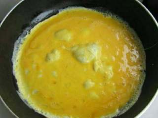 3、水滴寿司,鸡蛋煎至成鸡蛋皮备用。