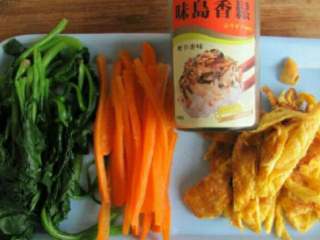 4、水滴寿司,鸡蛋皮切条，胡萝卜切条和菠菜焯烫后备用。
