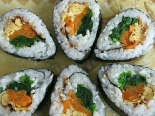 7、水滴寿司,然后切段即可食用。