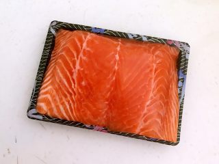 1、三文鱼寿司,三文鱼