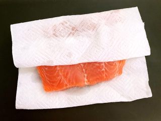 3、三文鱼寿司,用厨房用纸吸去多余的水分