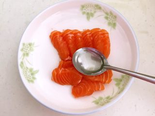 5、三文鱼寿司,在三文鱼片中加入半勺柠檬汁