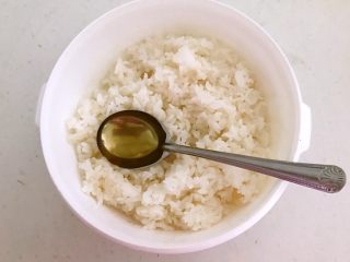 7、三文鱼寿司,在热米饭中加入寿司醋