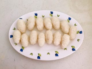 10、三文鱼寿司,米饭晾凉后用手捏成直径2㎝长4㎝的长条饭团